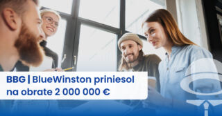 Rozprávajúci sa usmiati spolupracovníci